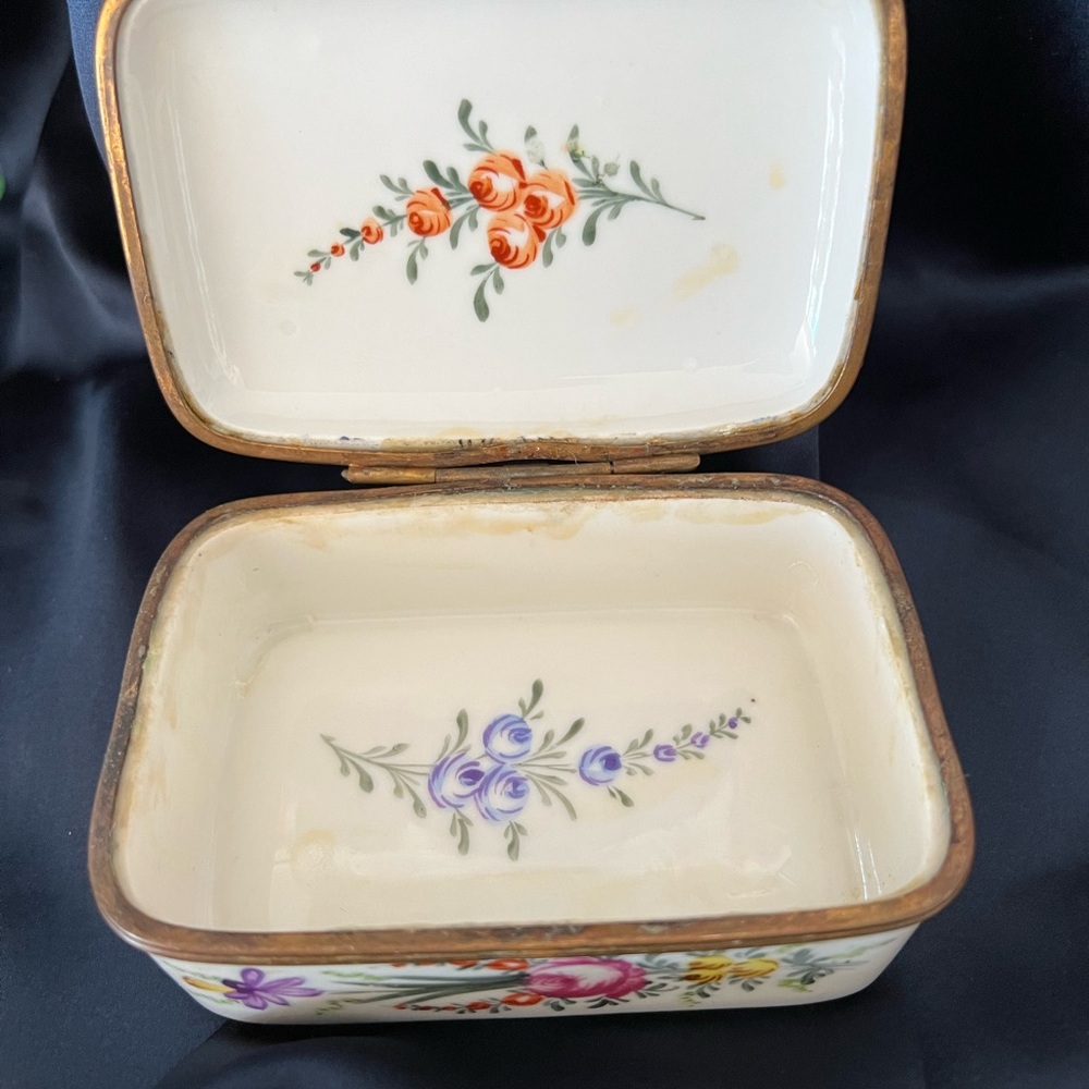 French Vintage  Porcelain Trinket Box - Picture 2 of 9